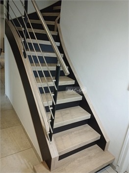 Escalier bicolore : limon noir, marches en chêne et rampe inox