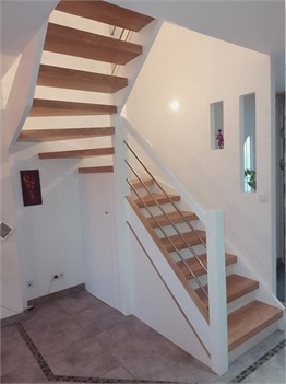 Escalier rénové blanc et bois avec garde-corps à câbles inox