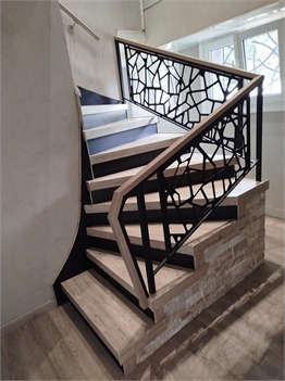 Escalier rénové avec garde-corps métal design découpé au laser, marches bois