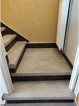 Palier rénové en habillage aspect béton, nez de marche foncé