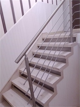 Escalier rénové avec rampe inox à lisses horizontales et marches grises